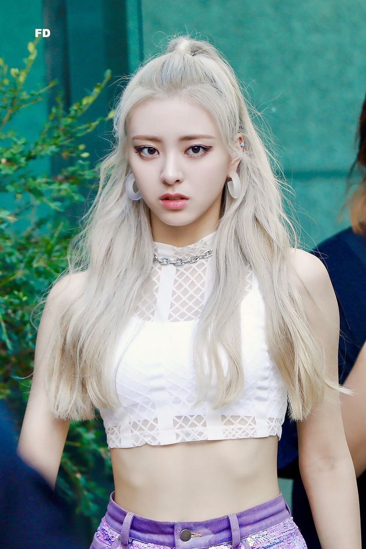 ynhourly's tweet image. currently missing barbie yuna