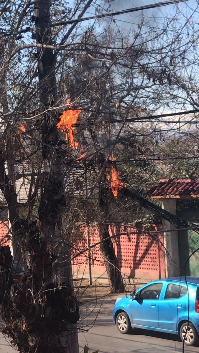 KattyMaldo's tweet photo. @VTRChile @vtrtech el martes se incendio y exploto en el poste electricidad Tap VRT. Todos los cables se quemaron🔥Llamamos y fuimos 5
vecinos a oficina de @vtr y aun NO han solucionado el problema. @VTR_REDES.Ade+ descuéntennos $ por no entrega de servicio.PÉSIMO E INEFICIENTES https://t.co/xsjQIcR4Fw