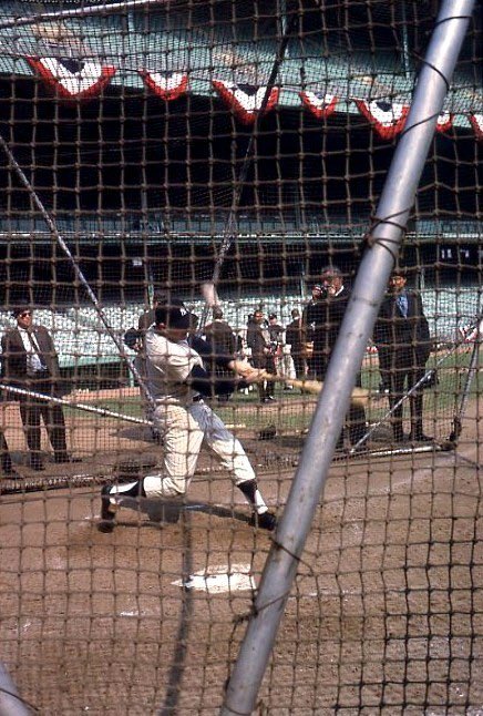 nut_history's tweet photo. Mickey Mantle taking some cuts in the batting cage https://t.co/AJxRfUlFYx