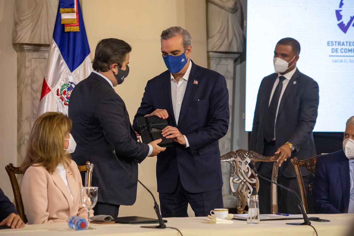 La Estrategia Nacional de Competitividad se ha elaborado por mandato del Decreto 640-20 e identifica los aspectos más críticos y prioritarios en materia de competitividad que requiere el país, así como las transformaciones necesarias para la mejora de la competitividad.