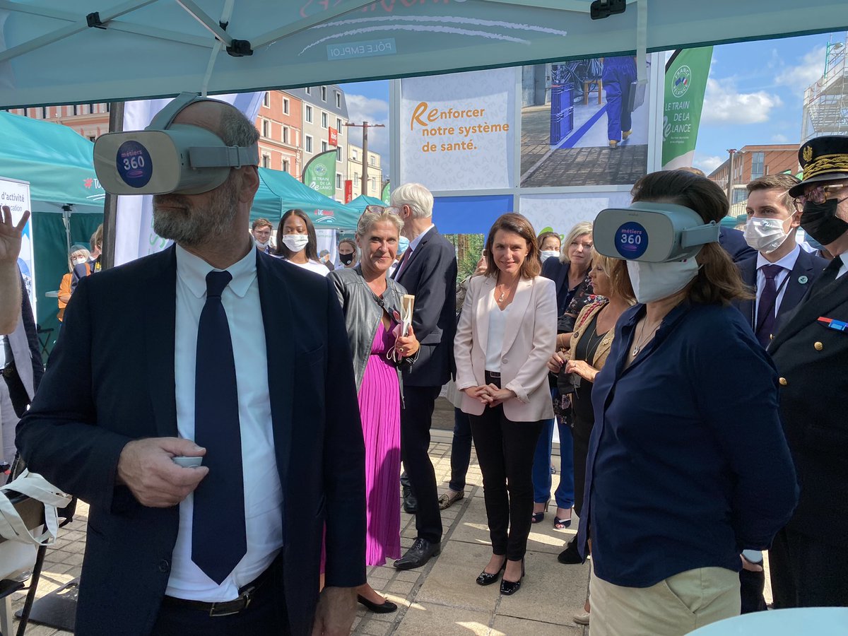 couronne_anne's tweet photo. Train de la Relance en Gare du Mans.essai des casques virtuels, découverte des secteurs d’activités en vidéo immersive. 🔝👍🏻
Mme la Ministre Maracineanu et Mr le Ministre Blanquer accompagnés de Mme Morançais. @PreciadoSabine @LeMaoutMP @GontierMarlene https://t.co/XU4KcGvhby