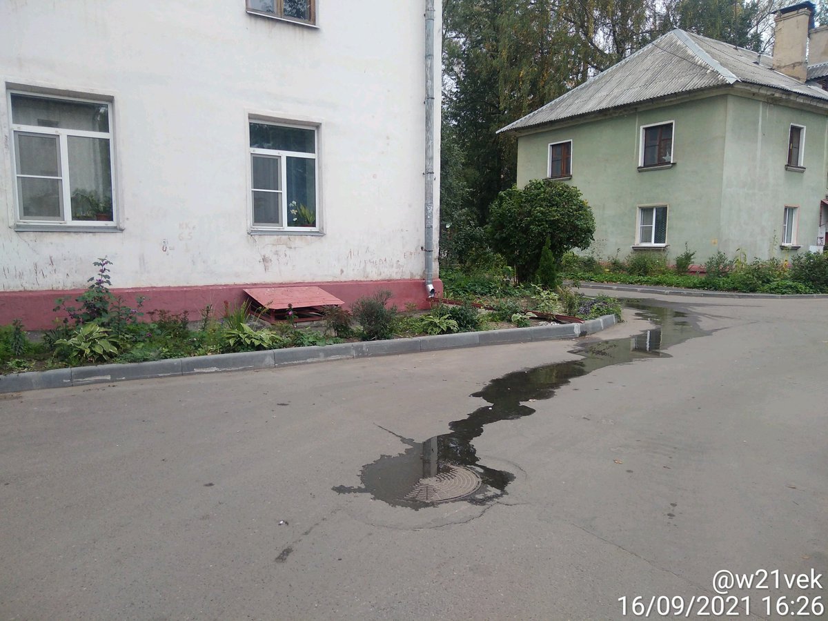 w21vek's tweet photo. Во дворе Фрунзе 18 вот такая неожиданность. От неё пахнет канализацией. В едс отправить не могу не работает приложение. Передайте @AdmKorolev куда следует. https://t.co/JLbLDud5UL