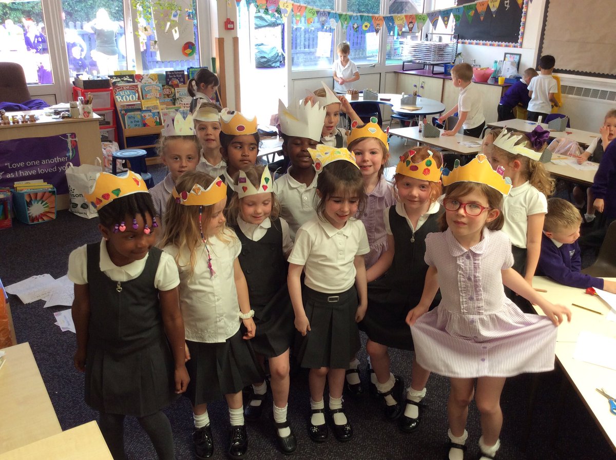 SJVlower's tweet photo. Year One have had a creative afternoon after introducing our topic this term, Our Queen 👑 #royalty #teamyearone https://t.co/fbyhLzkyrc