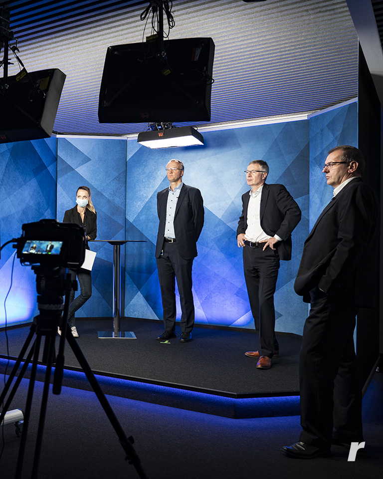 Robotron_DD's tweet image. Willkommen zur Robotron-Jahrestagung Energiewirtschaft 2021! Wir sind live auf Sendung aus unserem brandneuen Filmstudio. Erleben Sie die wichtigsten Updates rund um das Energiejahr mit und bei Robotron! Hier ist der Blick über die Schultern der Filmcrew. 
#robotronjahrestagung