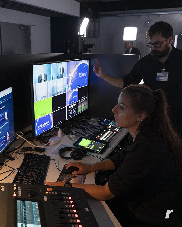 Robotron_DD's tweet image. Willkommen zur Robotron-Jahrestagung Energiewirtschaft 2021! Wir sind live auf Sendung aus unserem brandneuen Filmstudio. Erleben Sie die wichtigsten Updates rund um das Energiejahr mit und bei Robotron! Hier ist der Blick über die Schultern der Filmcrew. 
#robotronjahrestagung