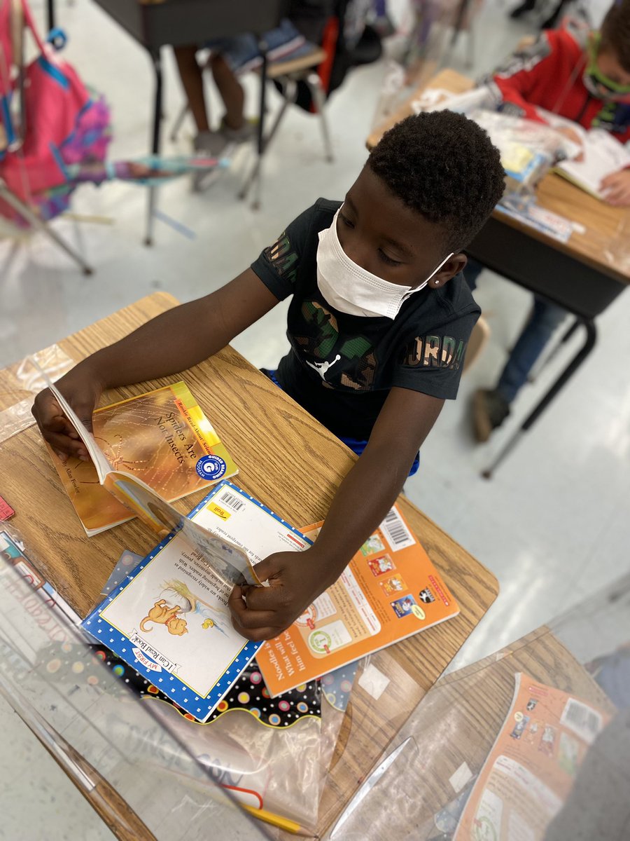 MrsM_Francis's tweet photo. My scholars look forward to grabbing their book bags and reading about their favorite topics. I caught some in action! #readingforpleasure #readingtime #2ndgrade @CSCougars @mpitremartin https://t.co/IR8lIdUxXr