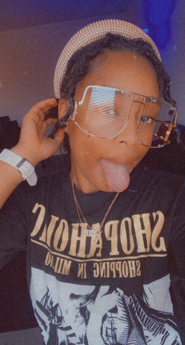 jewelbossco's tweet photo. #BOSSCAM ✨🦋
Our CEO rocking our sparkle head band and bxtch please sunglasses 🥴💕 use code JEWEL at check out to get yours for 15% off today !
https://t.co/4ubq06iO6z 👑🦋 https://t.co/vCqOogA7Qo