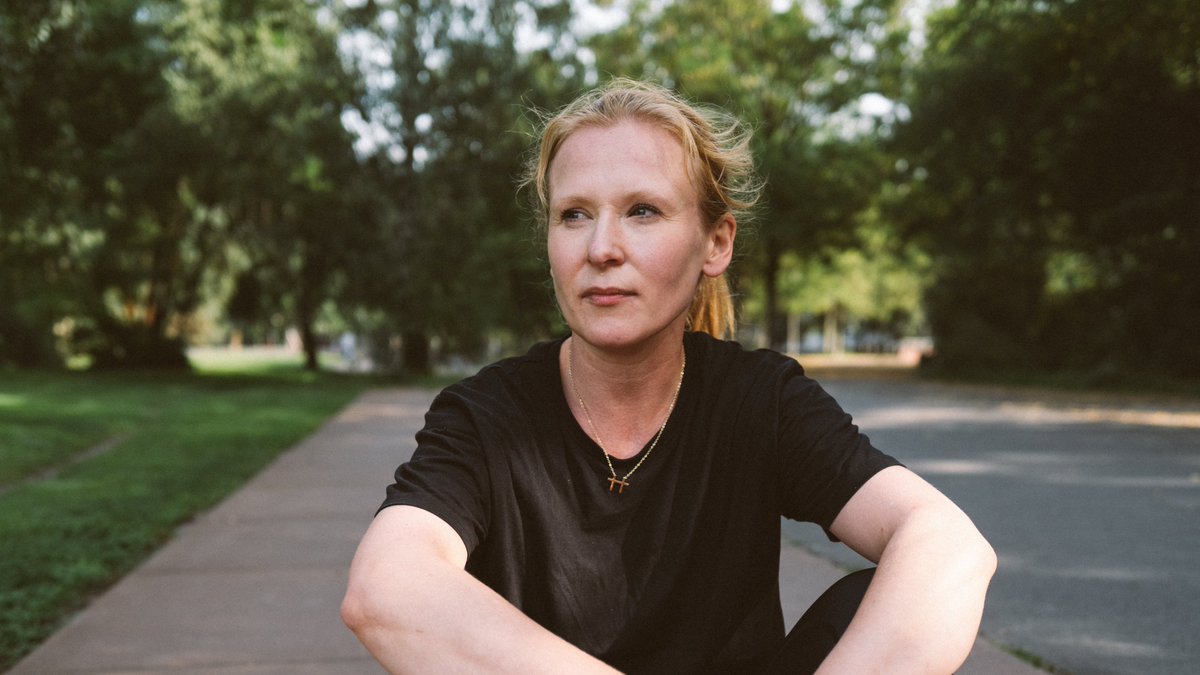 WELTAMSONNTAG's tweet image. Wie verbringt eine der 100 wichtigsten #Künstlerinnen der Welt ihren Tag? Alicja #Kwade, die früher Elefantenpflegerin war sowie Pornos synchronisierte und heute Skulpturen etwa im @metmuseum ausstellt, hat’s @totalreporter verraten – in @WELTAMSONNTAG @welt