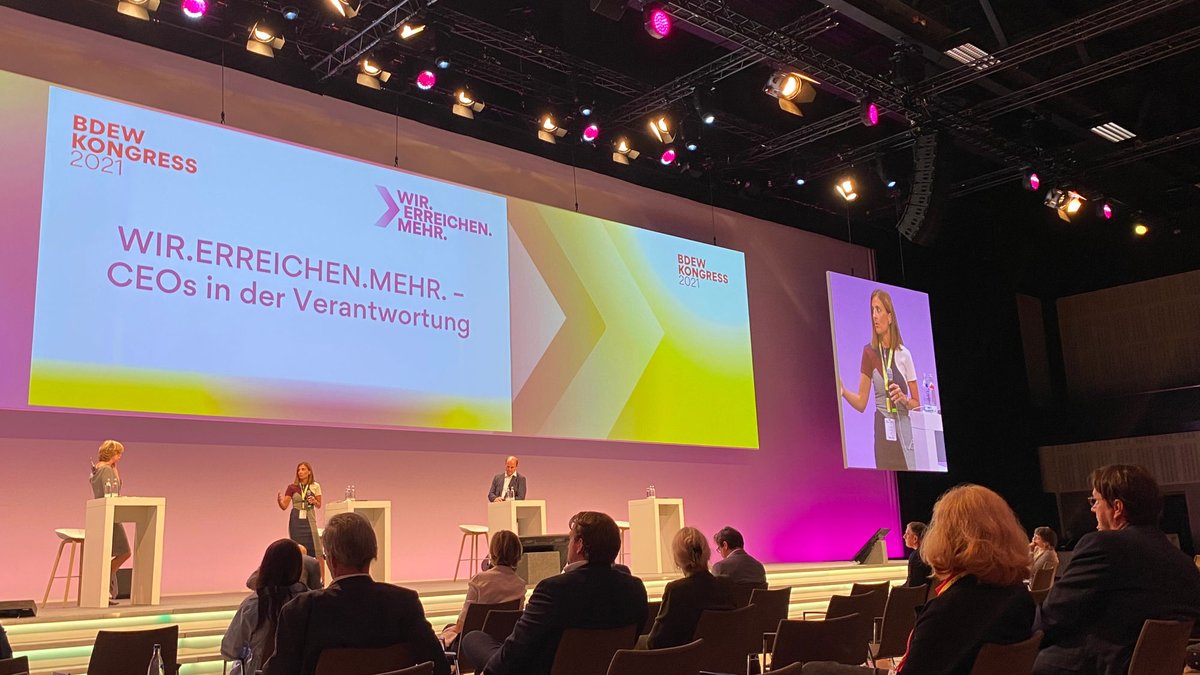 bp_Deutschland's tweet image. Wie kann das große Ziel Klimaneutralität erreicht werden? Und welche Maßnahmen sind dazu notwendig? Hierzu diskutierten Giulia Chierchia, EVP für Strategie und Nachhaltigkeit bei bp und Dr. Martin Brudermüller, CEO @BASF_DE, beim #bdewk21.