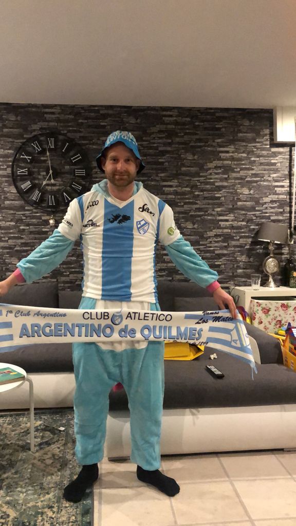 ⚽Un hincha alemán se hizo fanático de #ArgentinoDeQuilmes y vive al día a día a más de 10 mil kms 🇩🇪🇦🇷

📌Daniel Schlienkamp se hizo socio, tiene su propia bandera, recorre el mundo vistiendo la #PrimeraCelesteYBlanca y sueña con regresar a #LaBarranca

bit.ly/3kbmeiR