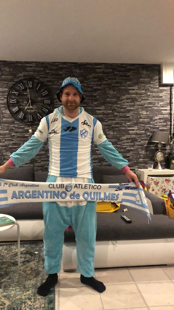 IMate1899's tweet photo. ⚽Un hincha alemán se hizo fanático de #ArgentinoDeQuilmes y vive al día a día a más de 10 mil kms 🇩🇪🇦🇷

📌Daniel Schlienkamp se hizo socio, tiene su propia bandera, recorre el mundo vistiendo la #PrimeraCelesteYBlanca y sueña con regresar a #LaBarranca

https://t.co/syHUwyMDbB https://t.co/OyBTyHudrX