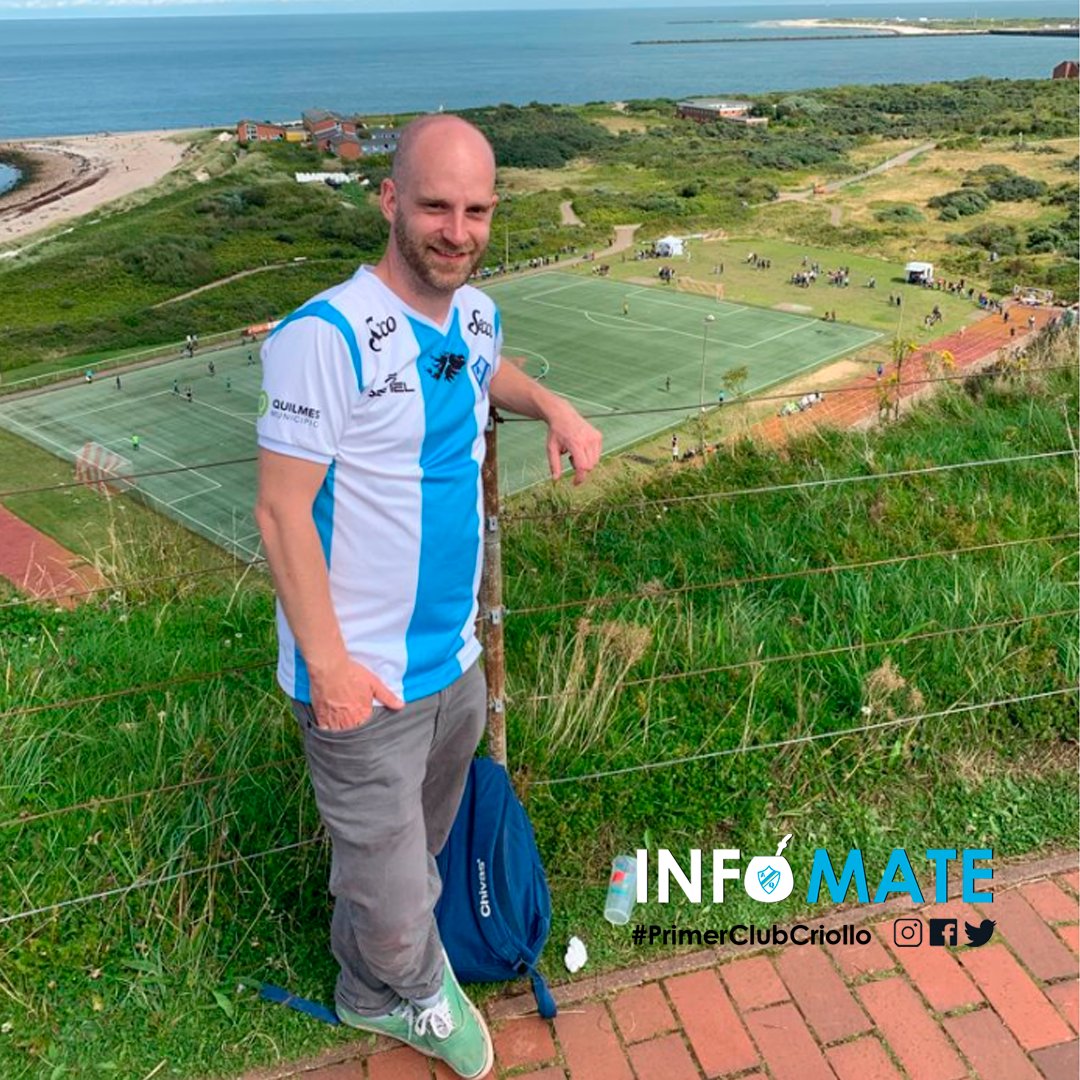 IMate1899's tweet photo. ⚽Un hincha alemán se hizo fanático de #ArgentinoDeQuilmes y vive al día a día a más de 10 mil kms 🇩🇪🇦🇷

📌Daniel Schlienkamp se hizo socio, tiene su propia bandera, recorre el mundo vistiendo la #PrimeraCelesteYBlanca y sueña con regresar a #LaBarranca

https://t.co/syHUwyMDbB https://t.co/OyBTyHudrX