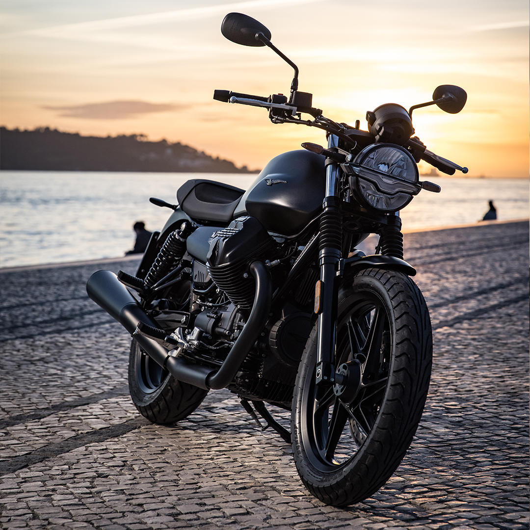 🦅 Redesigned sides

🦅 Enriched by the new V7 Stone logo

🦅 Black exhausts and aluminium rims

...And the truly unique #MotoGuzzi attitude 💥

Discover this all-black bombshell here... bit.ly/3hvSKd2 🔗

Tell us what you think using an emoji ⬇️