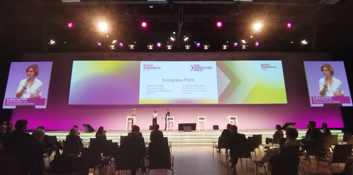 bdew_ev's tweet image. Tolle Inhalte, angeregter Austausch &amp;amp; spannende Vorträge: Marie-Luise Wolff und @KerstinAndreae ziehen ihr persönliches Fazit vom #bdewk21. Vielen Dank an alle, die dabei waren, vor Ort und vor den Bildschirmen, vor und hinter den Kulissen!