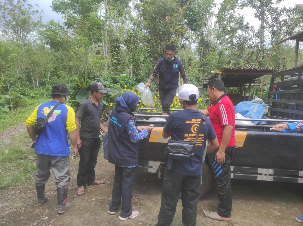DessyFlorita's tweet photo. Kamis (16/9), Dessy Florita, Nengsi Rulismi, Ali Imran, Dowinta Mei Fitriati, Luhkan Kab. Kepahiang, restocking di Desa Batu Ampar, dalam rangka restocking di Kabupaten Kepahiang Tahun 2021
#Kepahiang
#Restoking
@RISET_PALEMBANG
@luhkan_brppupp https://t.co/wFZGIZyINT