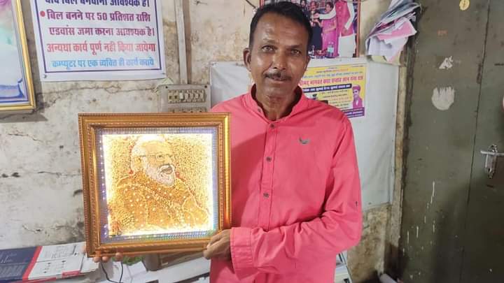 Avaneendradub1's tweet photo. Itarsi's farmer , Artist Brother Yogendra pal singh Solanki prepared portray of @narendramodi  ji by seeds........
Happy birthday Modi ji.....
#itarsikeliye
@PMOIndia @IpsAshish @journalactivist https://t.co/vf1q9vhNSQ