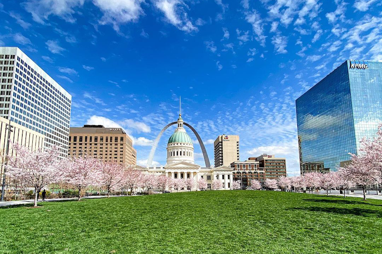 St. Louis spotlight! Though we might not all be able to travel to #SC21 this year, those that can should check out this list of the 25 best things to do in St. Louis. okt.to/MlqnfJ
