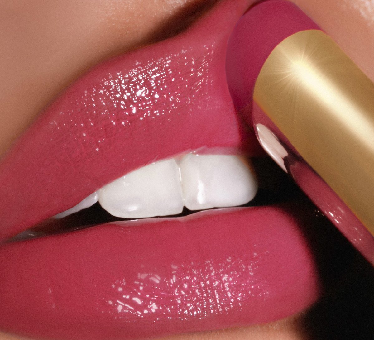 patmcgrathreal's tweet photo. BELLE AMOUR ⚡️⚡️⚡️ Perfect your pout in lustrous luminosity with the #LipFetish #Divinyl Lip Shine, imparting iconic illumination in a lacquer-like hydrating formula that leaves lips luminous all day ⚡️⚡️⚡️ #TurnYourLipsOn NOW at https://t.co/m4F3297yJ8 Pout by @rebellexbeauty https://t.co/30F3SdMjY8
