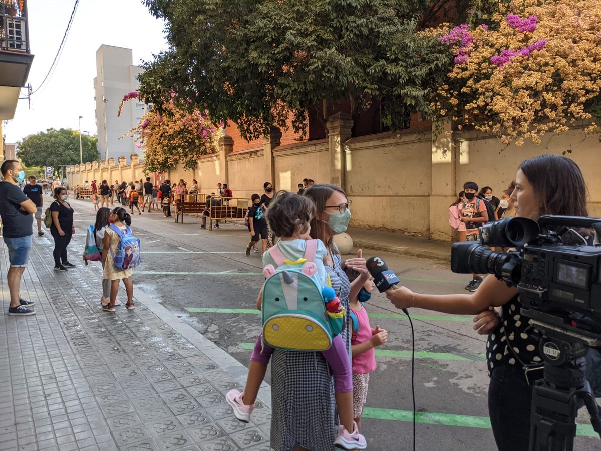 Aquest matí <a href="/tv3cat/">TV3 és ara @Som3Cat</a> <a href="/324cat/">3catinfo</a> han vingut a enregistrar l'entrada de l'<a href="/escdelesaigues/">Escola de les Aigües</a> i veure com és de perillós l'#entornescolar i com segueixen passant cotxes cada dia a gran velocitat... ❗️Exigim al <a href="/bcn_hg/">Horta-Guinardó</a> i <a href="/BCN_Mobilitat/">Barcelona Mobilitat</a> les actuacions necessàries per garantir la seguretat 🔽