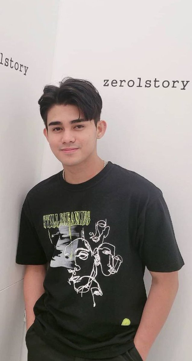 Ang gwapo at nka proud 

INIGOesTo HOLLYWOOD