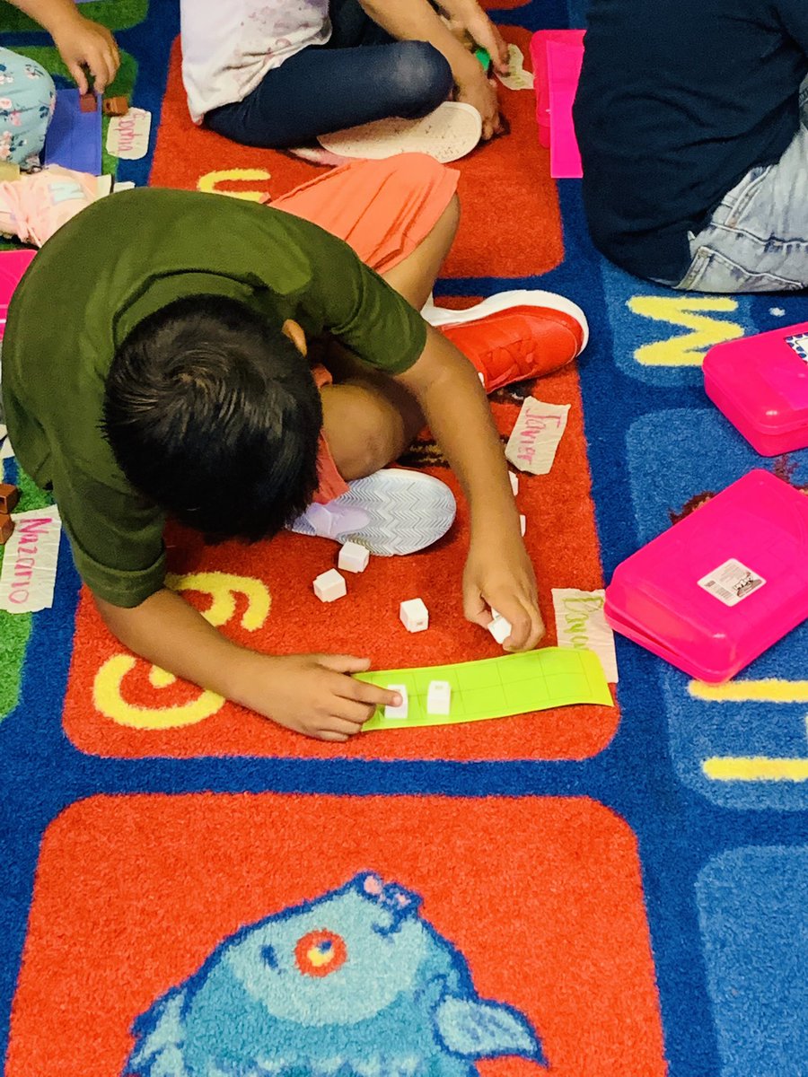 FPSBillieKids's tweet photo. Students working to solve word problems by using objects. π₯Students were excited to play a role in the βstoryβ. π #FPSPride #TeamJacoby π#DualLanguageMath βοΈπ https://t.co/r3Pf4Qo6qi