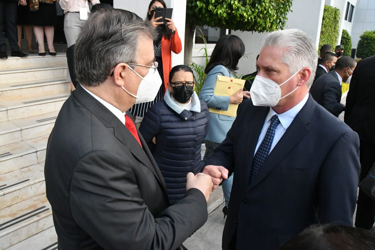 Le dí la bienvenida al Presidente de Cubs, Miguel Diaz-Canel quien participará en el desfile militar de esta mañana. Con ello se inicia el arribo de Jefes de Estado y de Gobierno que asisten a la VI  Cumbre de CELAC.