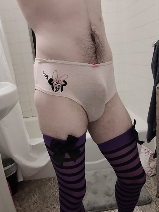 1 pic. I love the long socks I need more so I can better match them with stuff :p https://t.co/RwiRF