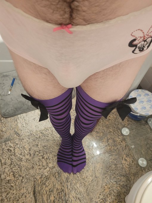 3 pic. I love the long socks I need more so I can better match them with stuff :p https://t.co/RwiRF