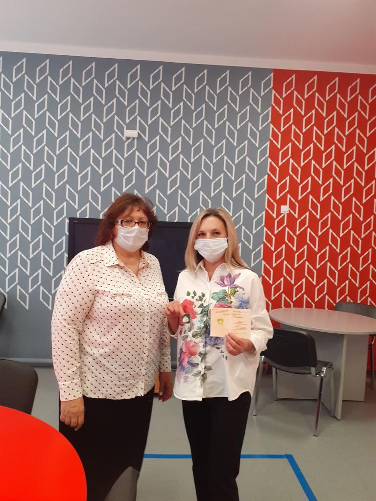 Сегодня, 16 сентября, в ГБОУ СОШ с. Пестравка был вручен памятный знак "За служение людям" председателю родительской общественности, члену родителького контроля по организации питания Уколовой О.П.