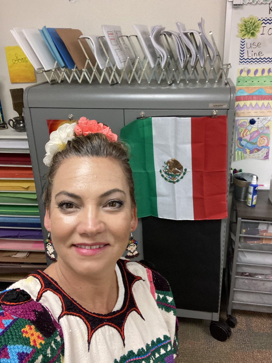 MrsAtchleysArt's tweet photo. Happy Hispanic Heritage Month! We are learning about famous Hispanic artist and  creating Latino inspired art to celebrate! #FridaKahlo #HESshinebright #GCISDfinearts #artmakeslifebetter https://t.co/7tRW75fzuu