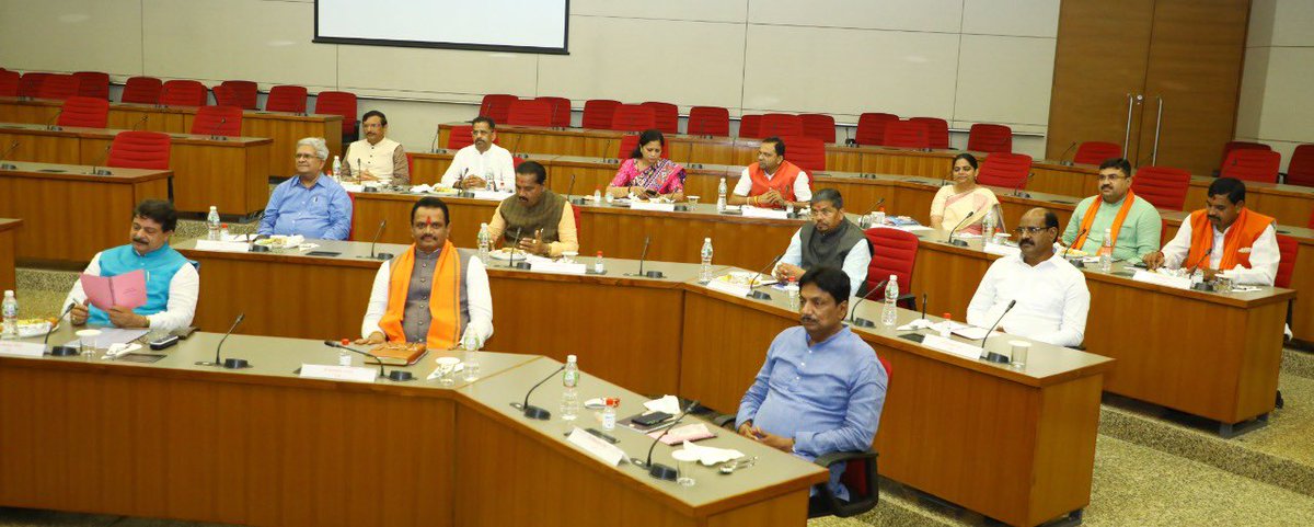 Bhupendrapbjp's tweet photo. આજે નવનિયુક્ત રાજ્યના મંત્રીમંડળની પ્રથમ કેબિનેટ બેઠક ગાંધીનગર માં મળી હતી. https://t.co/A2BmwtEPMP