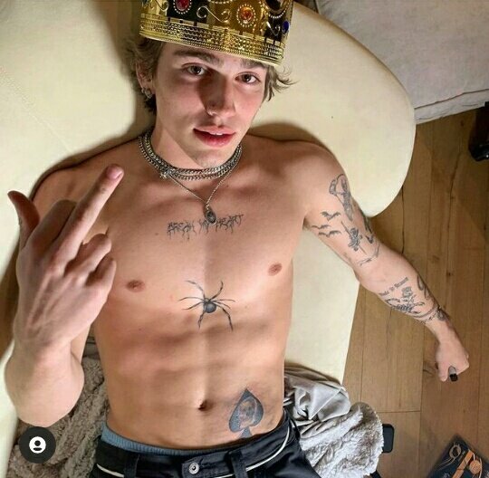 offlyz's tweet image. inveja de você? eu tenho inveja é da nikita que pegou o vinnie hacker