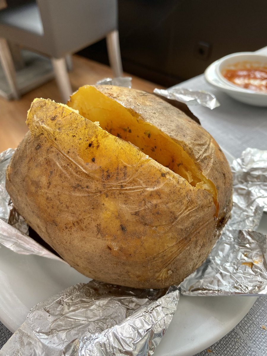JMCastillejo's tweet photo. Magnífico solomillo hoy en @CuartoMitad, con una patata asada y su mantequilla. De cortar el hipo. 

Un gusto volver y disfrutarlo. https://t.co/sd4mOZkIPA