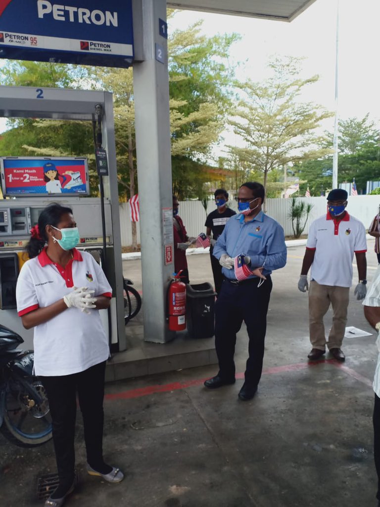YBVEERAPAN's tweet photo. #Malaysian day celebration with my #Tampin #Repah family. #Free #Petrol #YBVEERAPAN #PH #DAP #PakatanHarapan #Ns #N9 #Malaysia  #NegeriSembilanBersihMuafakatSejahtera https://t.co/MPj9l7KB09
