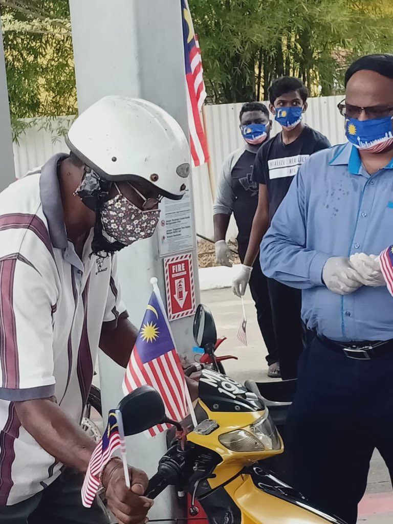 YBVEERAPAN's tweet photo. #Malaysian day celebration with my #Tampin #Repah family. #Free #Petrol #YBVEERAPAN #PH #DAP #PakatanHarapan #Ns #N9 #Malaysia  #NegeriSembilanBersihMuafakatSejahtera https://t.co/MPj9l7KB09