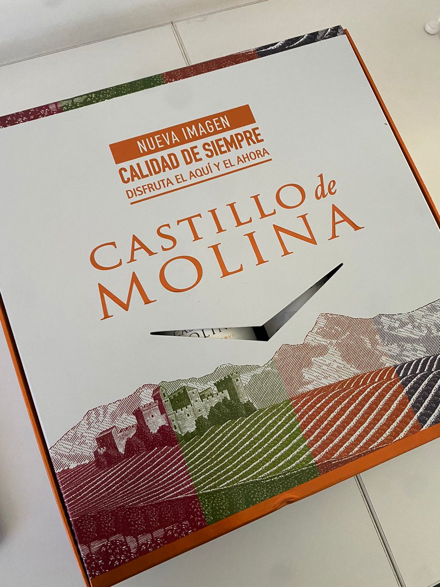 radiohorizonte's tweet photo. Cáchense el premio que nos dejó @nachadavis junto a @castillo_molina. Para llevártelo hoy mismo, solo tienes que mandarnos una foto o pantallazo escuchando @laera_moderna y usar el hashtag #LaEraModerna. ¡Paaaaartierooon! 🐎 https://t.co/szzBLFD1de