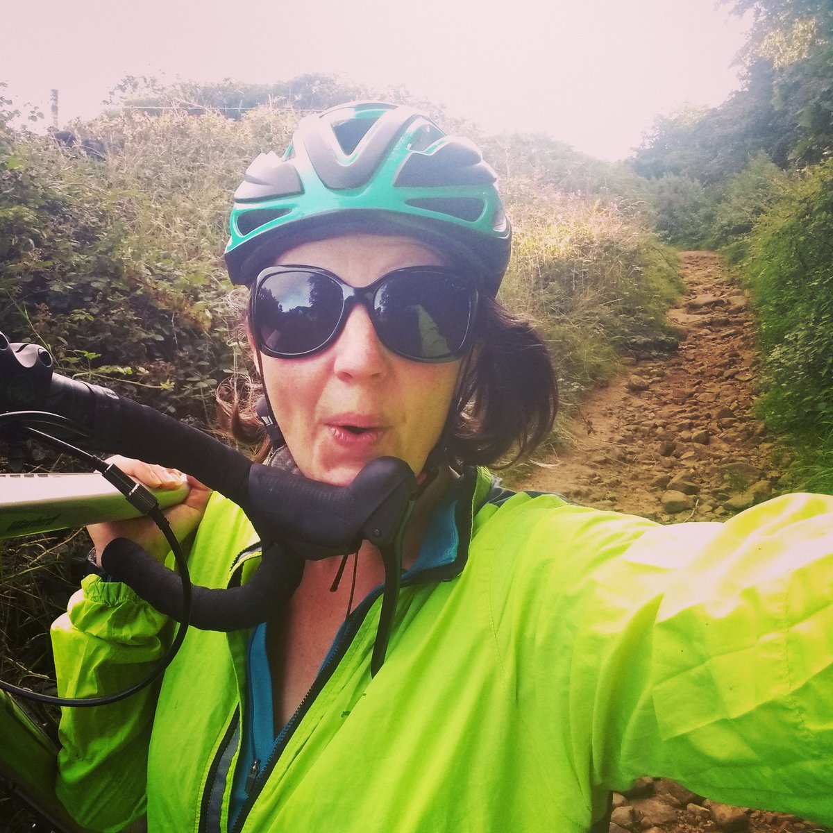 lauralikeswater's tweet photo. Unexpected bit of hike-a-bike on this morning's home-to-home commute! Sure most people could manage this on a gravel bike but I chickened out #finewiththat #exploringclosetohome #homeworking #keeplifeinteresting #squeezeinthefun https://t.co/LtFffuhu7Q