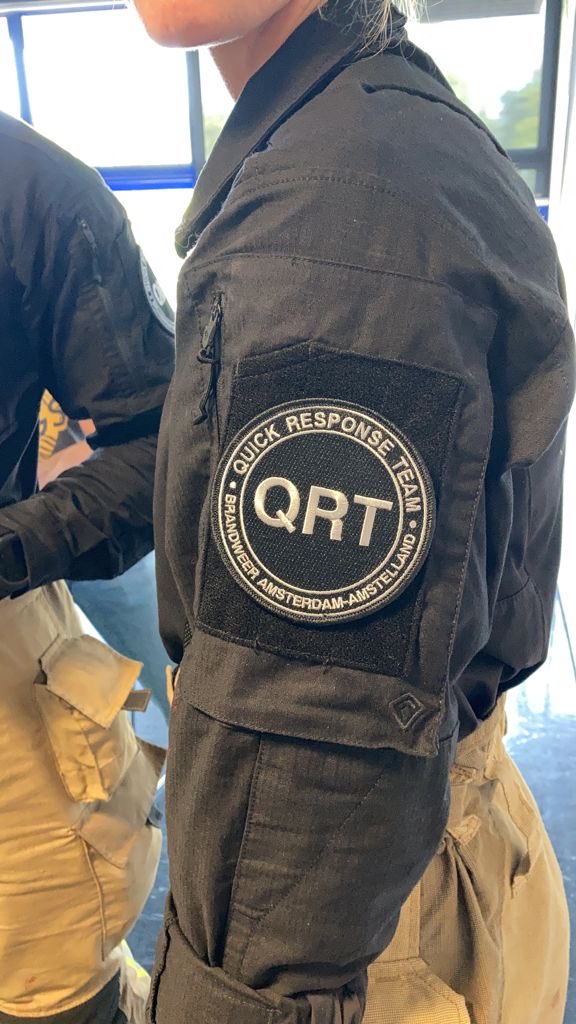 De eerste groep heeft de badge gehaald en is inzetgereed voor het Quick Response Team ⁦<a href="/BrandweerAA/">Brandweer AA</a>⁩! In situaties van grof en extreem geweld zal dit team ingezet worden, in samenwerking met het SORT van de ambulancedienst en de DSI van de politie. 🚒🚑🚓