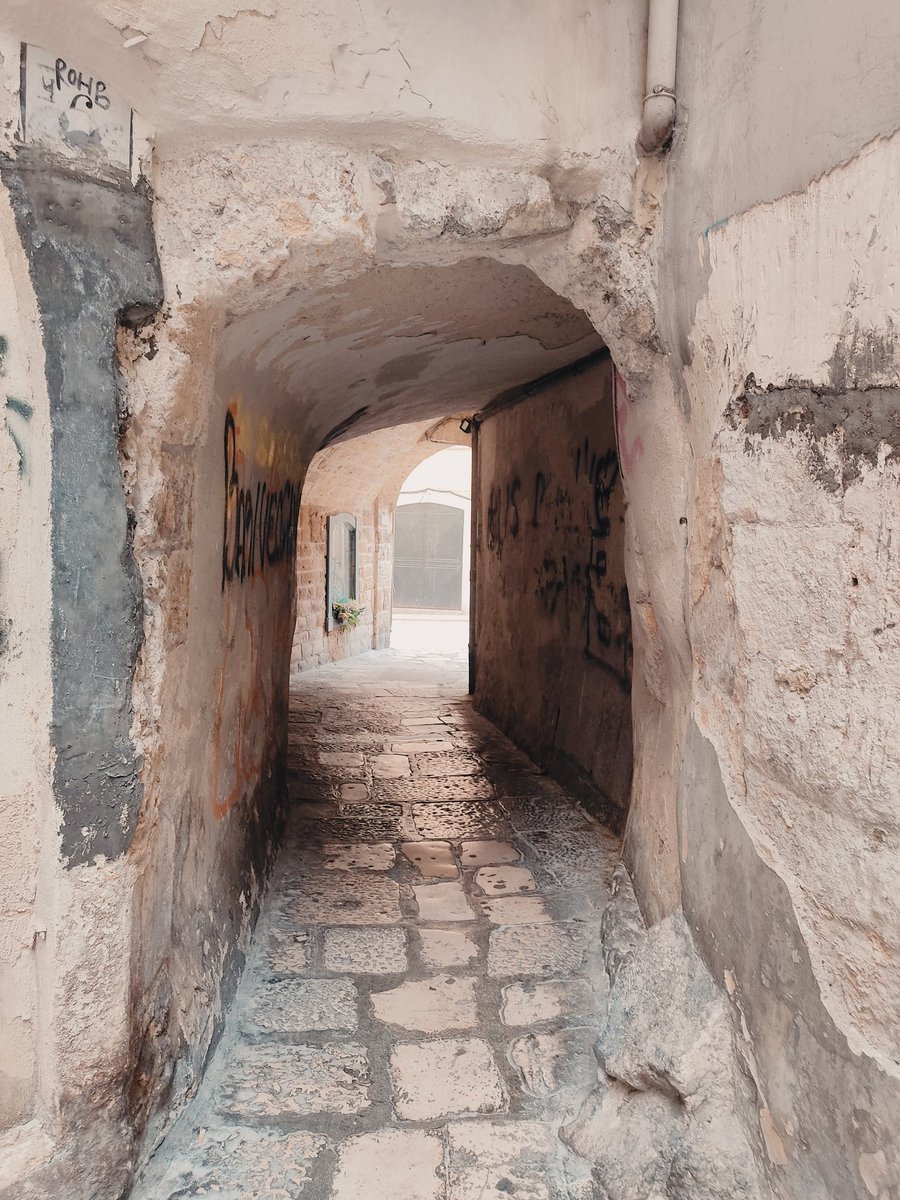Perdersi nei vicoli dei centri storici, in un'atmosfera quasi sognante.
#barivecchia
#puglia 
#weareinpuglia