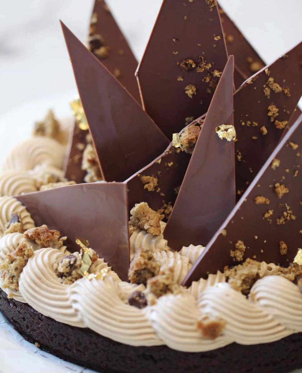 The only brownie you'll ever need 😍 Who wants a bite? 
#wherechefsshop