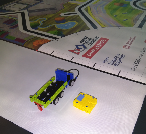 emartinezch57's tweet image. Como veréis este año, en vez de una lona, con el kit de FLL entregan una lámina muy delgada. Si ponemos debajo una lona de un año anterior sobresale unos 30 cm que podemos usar como &quot;zona de boxes&quot;, así dispondréis de un terreno de juego liso e idéntico al oficial!
#LEGOFLL