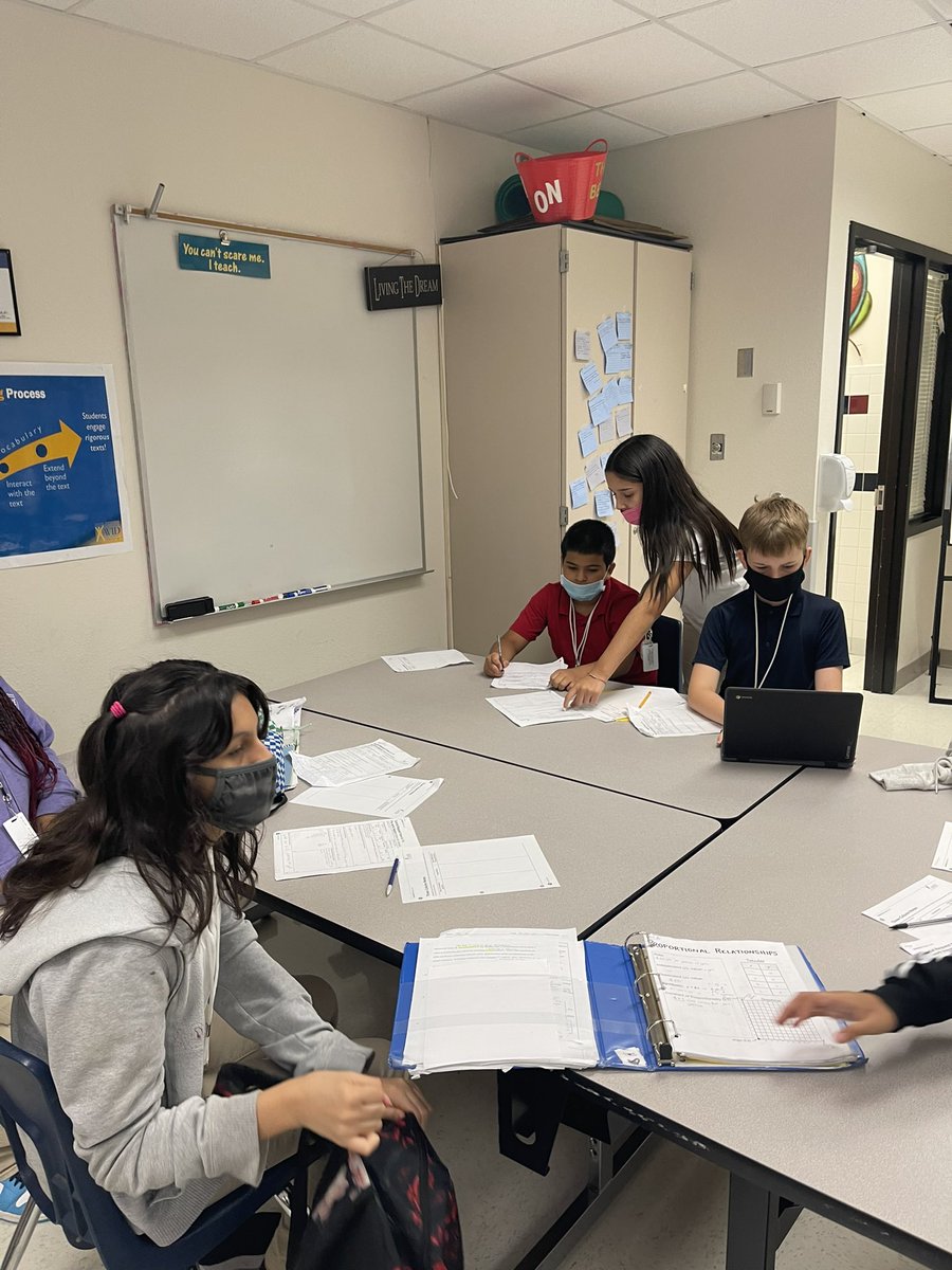 BusseyAVID's tweet image. First time at the boards for these 7th graders! #tutorialtime @Bussey_Owlets @AVIDjeanie