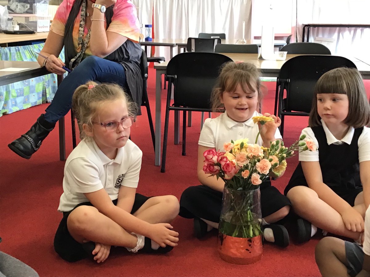 MrsH_STMB's tweet photo. Today in P1H we learned to identify WOW words (adjectives) to describe real flowers. 💐🌸 We were amazed and so proud of each other’s ideas: ‘beautiful, smooth, sweet, sharp, cold, tall, wonderful, rough, stunning’ - and more! #BigWriting #WOWwords #StirlingLovesLearning https://t.co/II632aj6iu