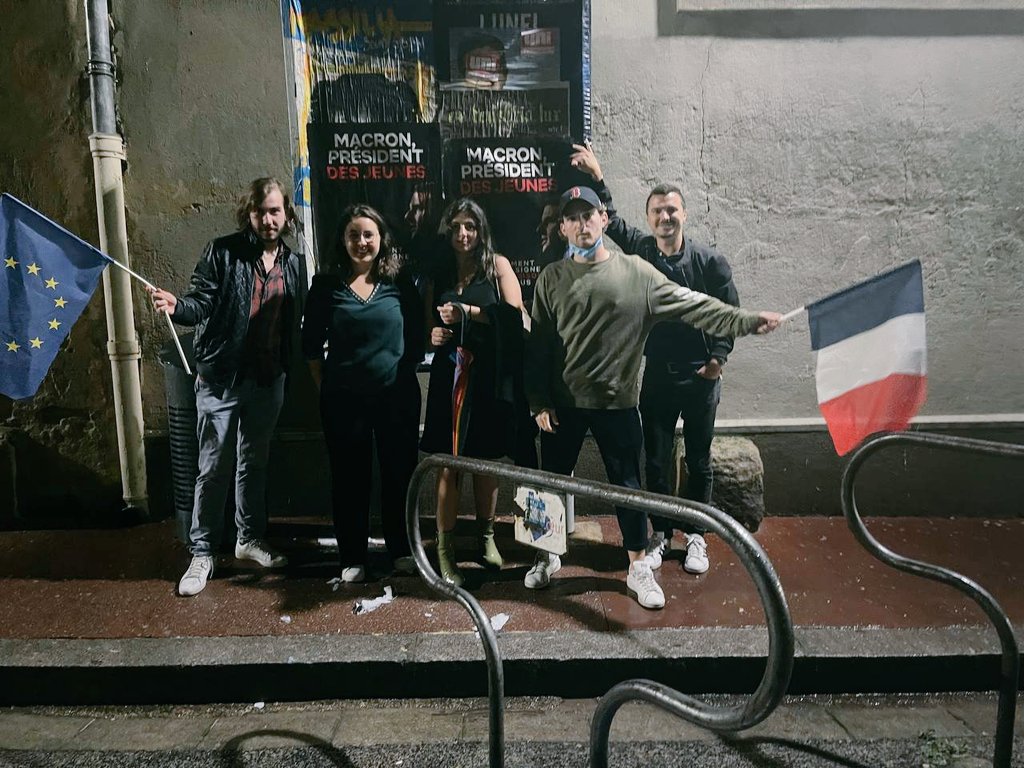 jeunesmacron34's tweet photo. C'est parti ! 🚀
Premier collage des #JAM34 hier soir pour la campagne présidentielle.
📃✍Vivement qu'on signe pour 5 saisons de plus !
#Macron2022
#MacronPresidentDesJeunes https://t.co/2eLE6cgi6j