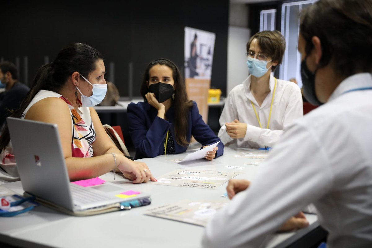 ScienceEtCite's tweet photo. In der #DialogueSession werden Themen wie #LongCovidAid #GeneticTesting #Evolution #ScienceClassroom und #ScientificLiteracy heiss diskutiert. Dank der Expert:innen, bleiben aber auch Spiel und Kreativität nicht auf der Strecke liegen. 🧠💬#ScienceComm21 https://t.co/R3fYsrbm8O