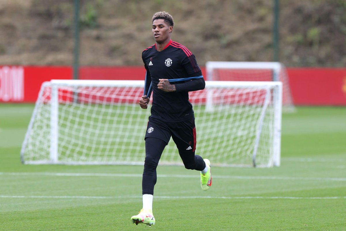 MUnitedFR's tweet photo. Marcus Rashford est en avance sur son calendrier de reprise. Il est tellement focalisé sur sa rééducation qu'il effectue trois séances par jour. Il devrait reprendre l'entraînement très rapidement. [@henrywinter] #MUFC https://t.co/xYJ2BN0ncd