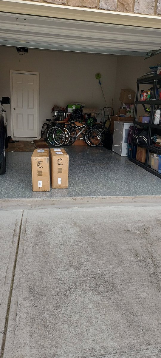 ColoGal_in_GA's tweet photo. Hey, @FedExHelp @FedEx
Please educate your drivers to not place a delivery in a garage unless requested. It's trespassing otherwise!  Driver left 2 very heavy packages in my garage &amp; blocked us from being able to park! Garage was open bc it was a hot day! He didn't even ask! https://t.co/O4UYB4f7A1