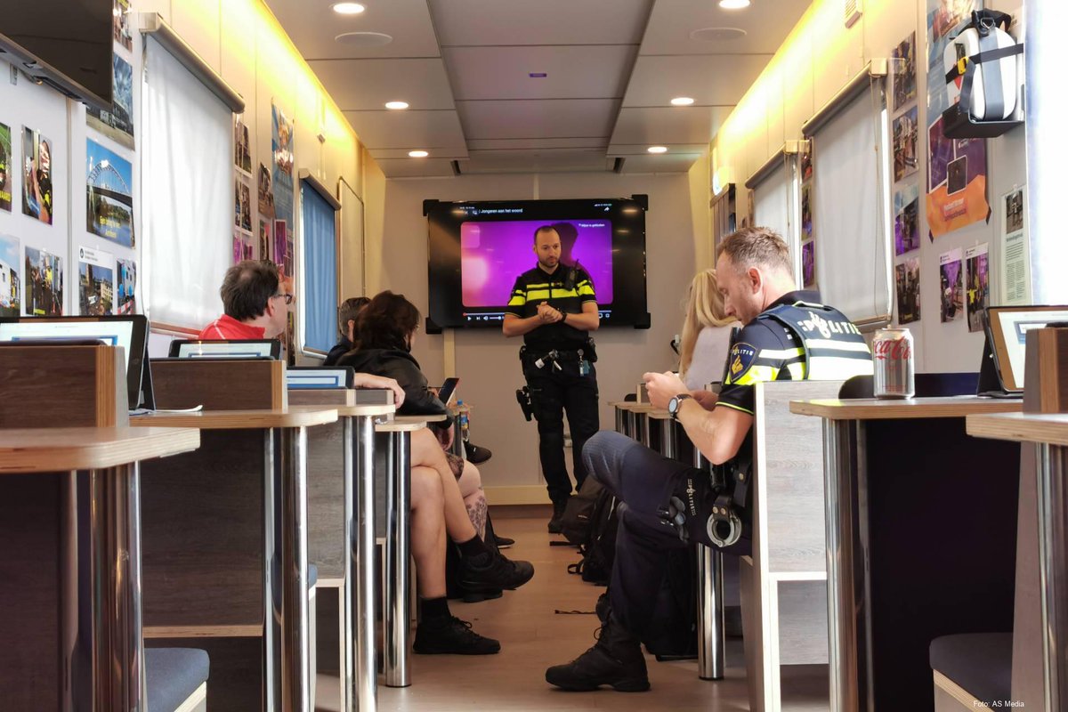 Buurtbewoners welkom in het Mobiel Media Lab van de politie in Ede. 112Ede.
