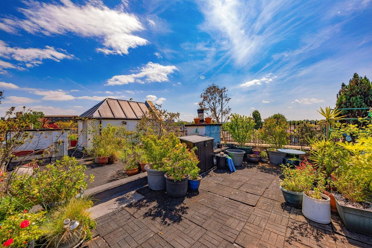 Overlooking the buzz of Coldharbour Lane, this characterful two bedroom flat has access to a huge communal roof terrace and has a host of #Brixton hotspots literally on the doorstep.

Visit  keatingestates.contactin.bio for the full sales listing - Coldharbour Lane, SW9.