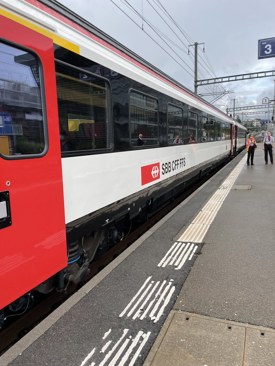 #cff #panne bloqué en gare de #versoix suite à une panne. Du système de freins ! Est-ce que les #cff vont enfin remplacer les vieux trains sur la ligne du #Valais 🤬🤬🤬